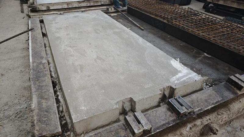 Použitie betónových cestných panelov na spevnenie staveniskovej cesty - odolné riešenie pre ťažkú techniku