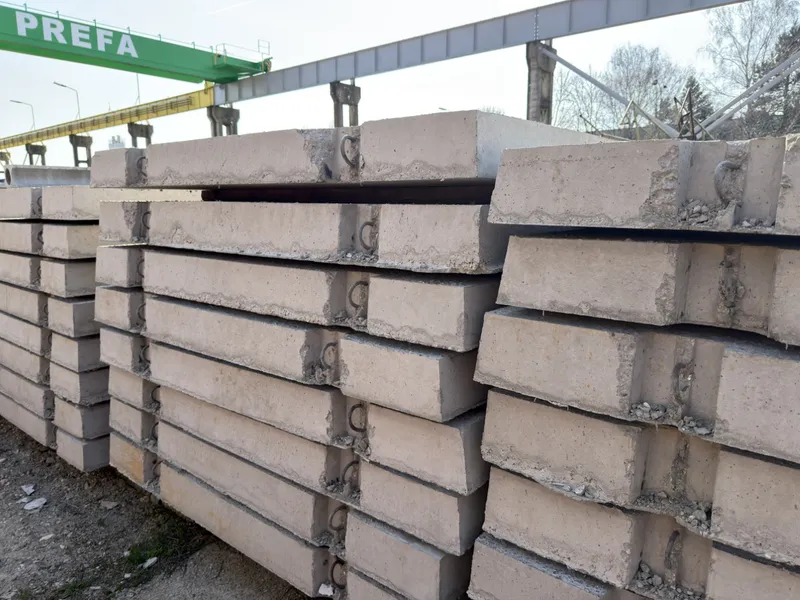 Montáž betónových cestných panelov žeriavom - rýchla pokládka bez debnenia
