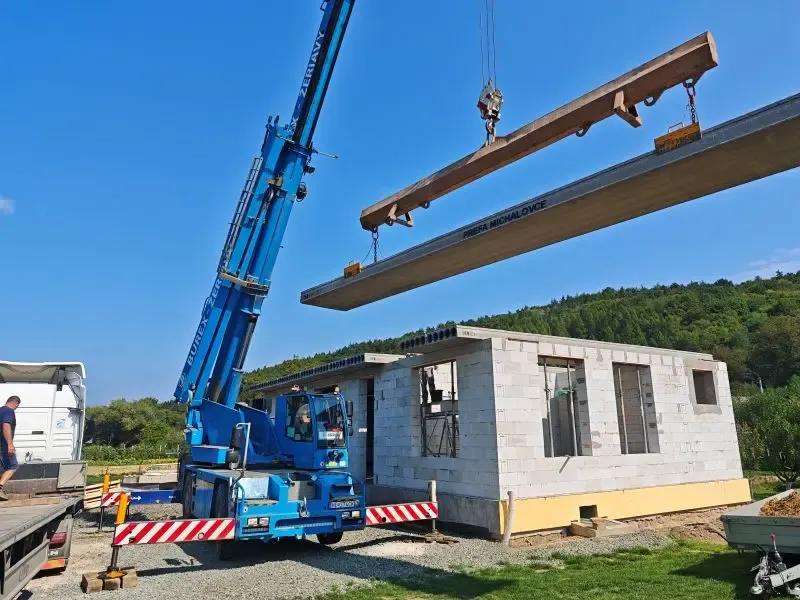 Montáž predpätých stropných dutinových panelov žeriavom na stavbe