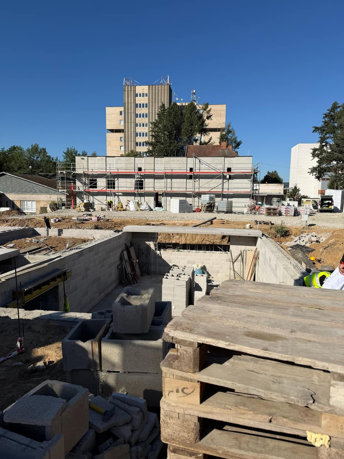 Energocentrum Vojenskej nemocnice Prešov — montáž stropných panelov, foto 1