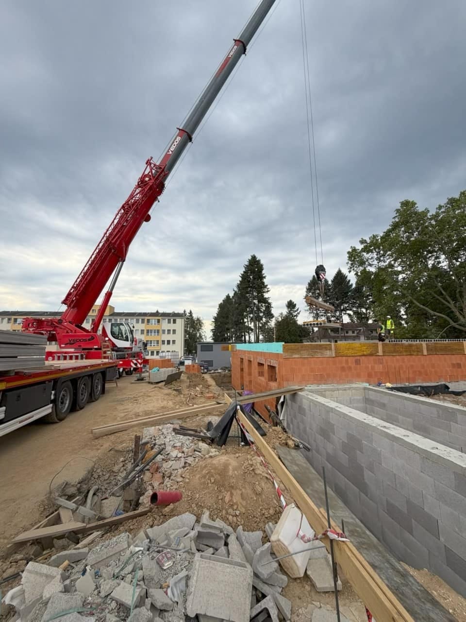 Energocentrum Vojenskej nemocnice Prešov — uloženie panelov na betónovú mazani­nu, foto 2