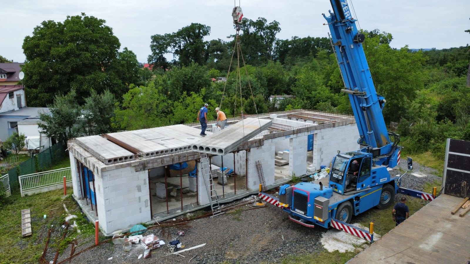 Rodinný dom Michalovce — montáž stropných panelov Spiroll, foto 1
