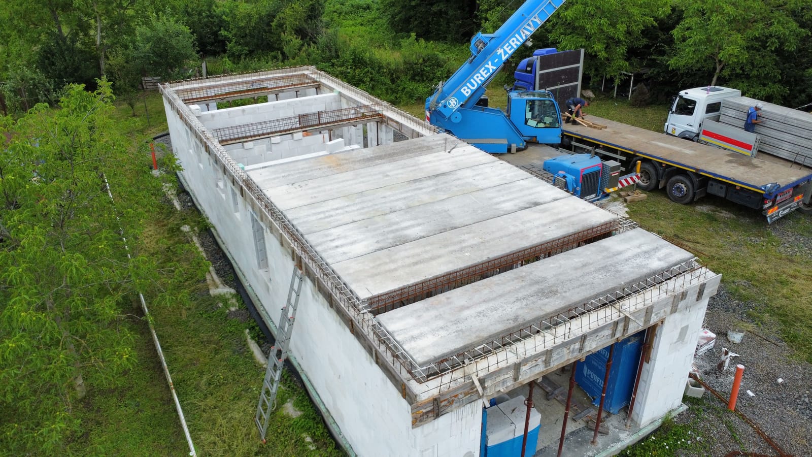 Rodinný dom Michalovce — montáž stropných panelov Spiroll, foto 3
